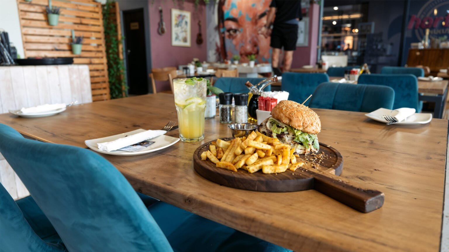 Live Music & Casual Dining Meets Bold Flavors
